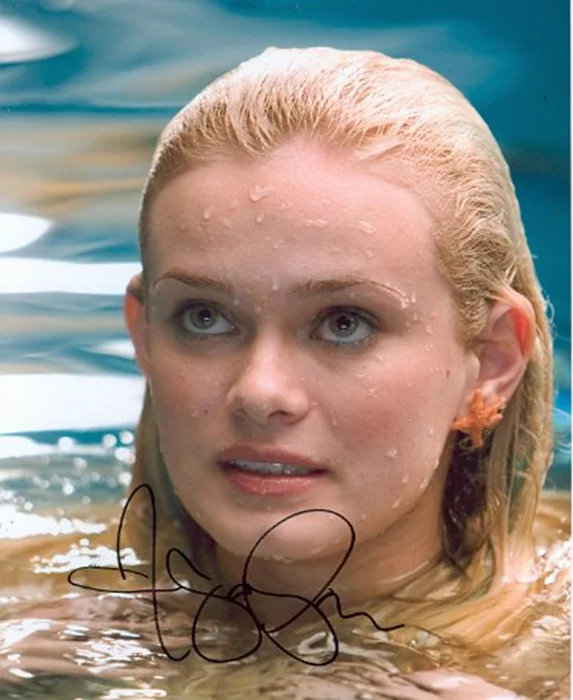Sara Paxton autograph