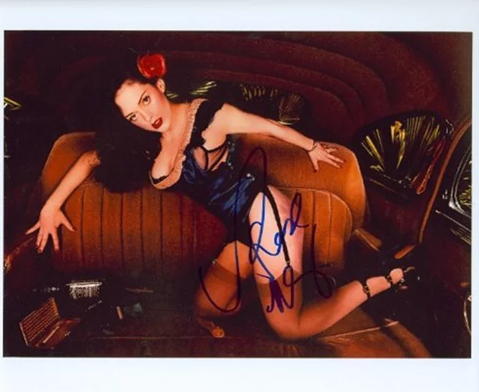 Rose McGowan autograph