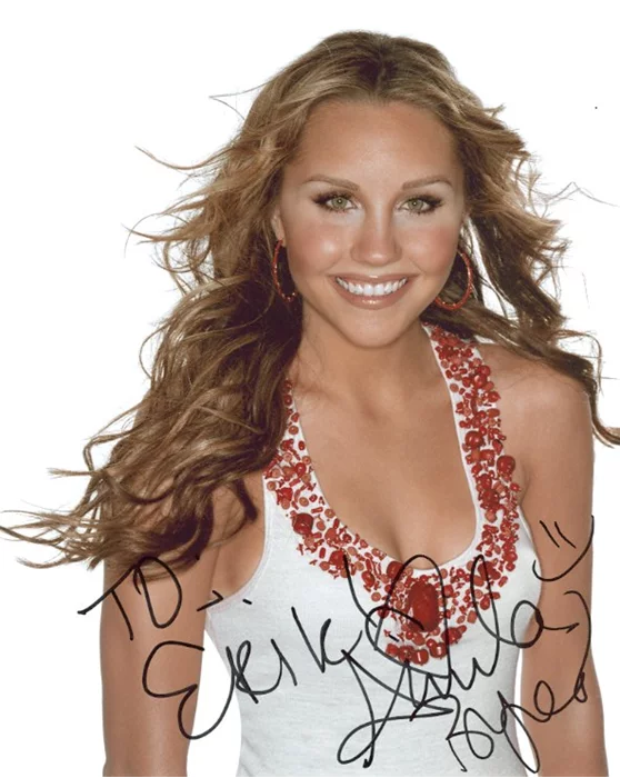 Amanda Bynes autograph