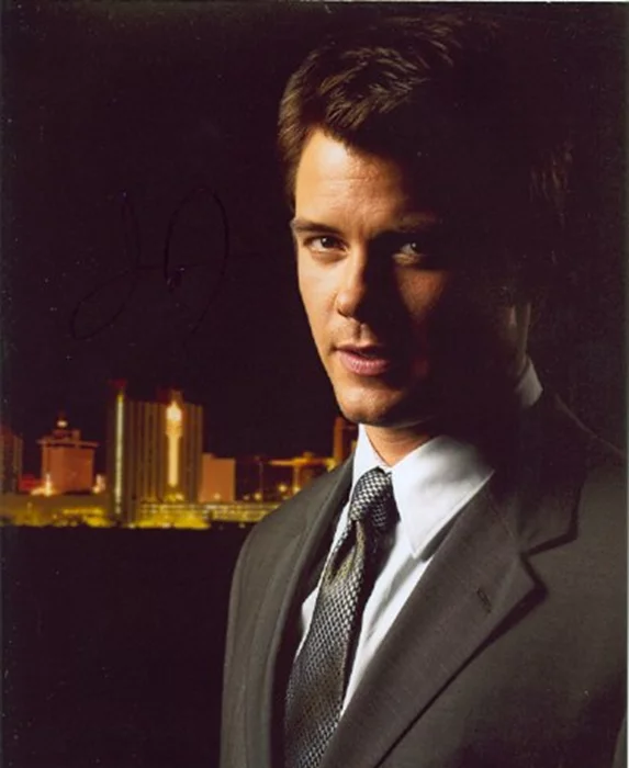 Josh Duhamel autograph