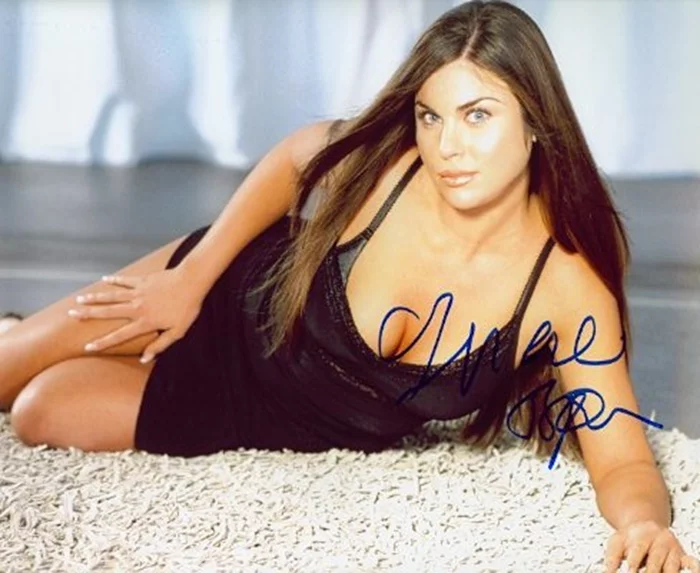 Nadia Bjorlin autograph
