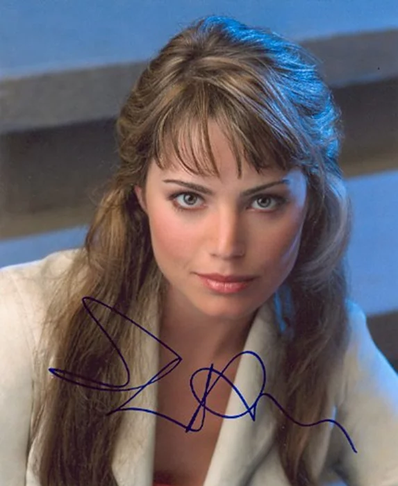 Erica Durance autograph