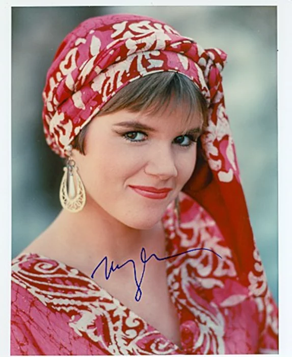 Mare Winningham autograph