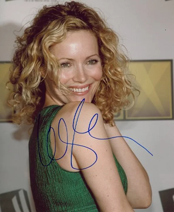 Leslie Mann autograph