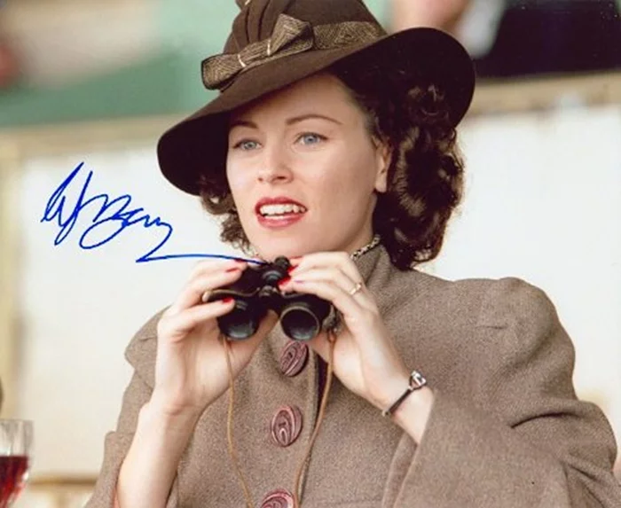 Elizabeth Banks autograph