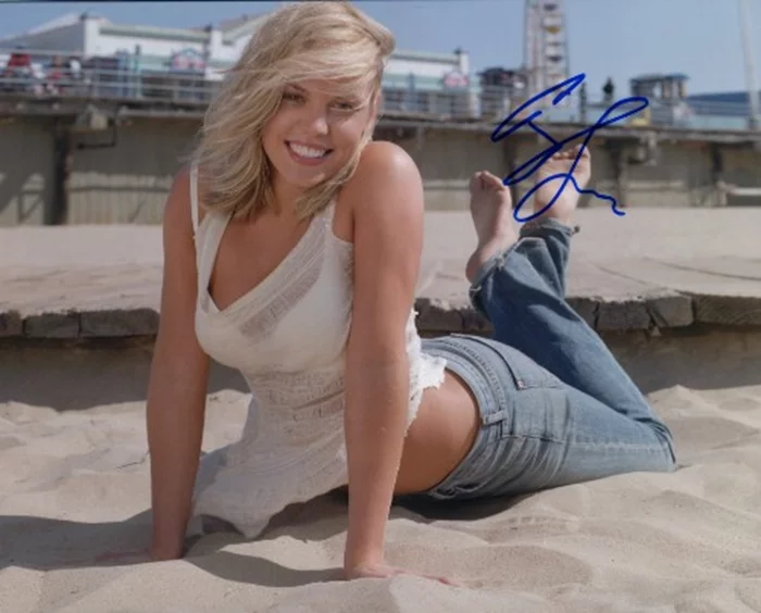 Agnes Bruckner autograph