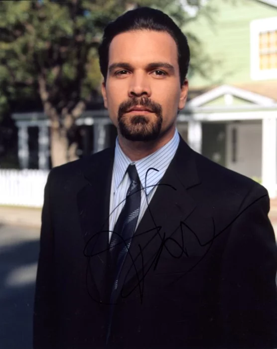 Ricardo Chavira autograph