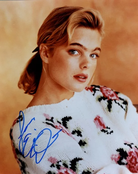 Erika Eleniak autograph