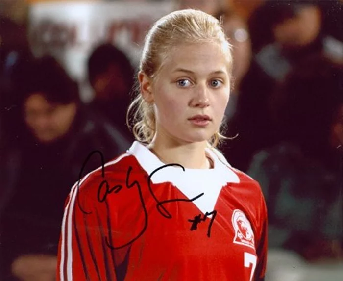 Carly Schroeder autograph
