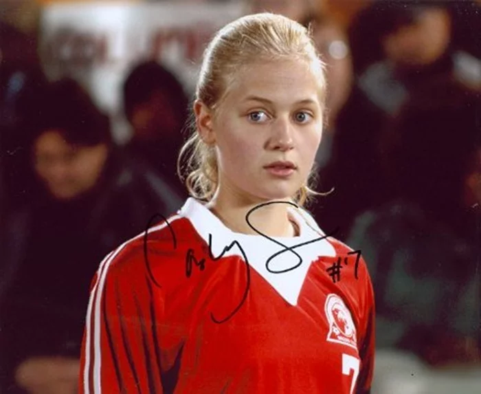 Carly Schroeder autograph