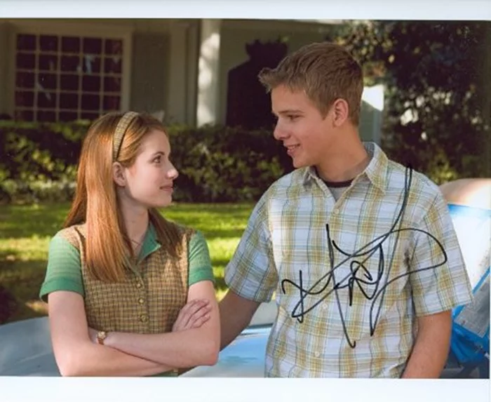 Max Thieriot autograph