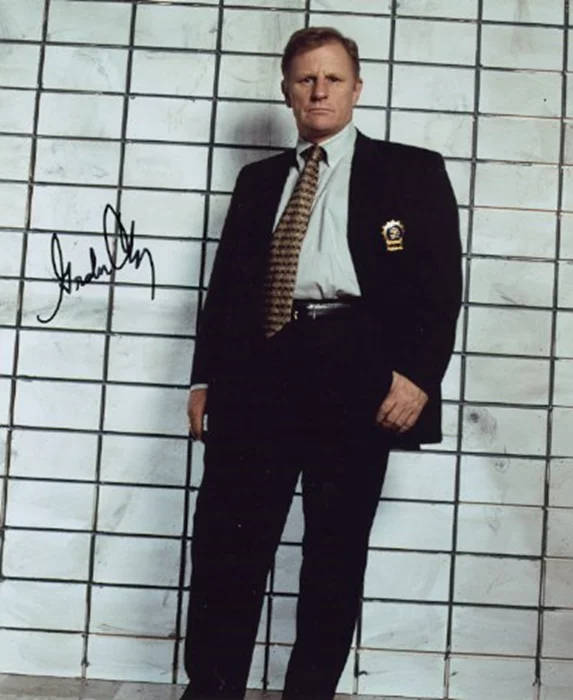 Gordon Clapp autograph