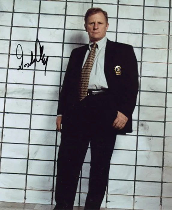 Gordon Clapp autograph
