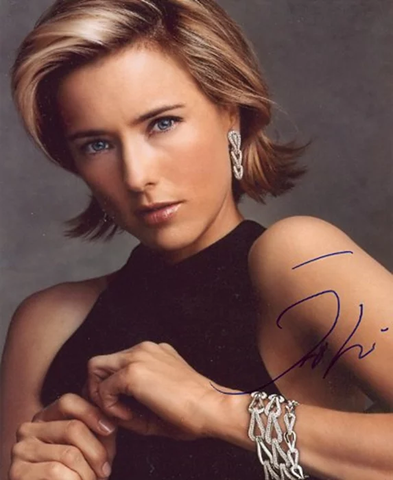 Tea Leoni autograph