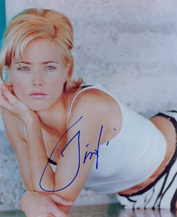 Tea Leoni autograph