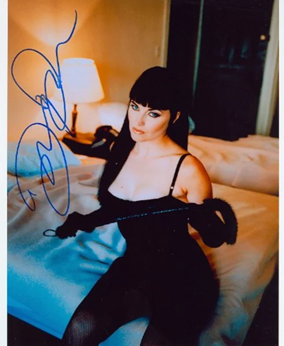 Lucy Lawless autograph