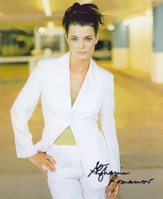 Stephanie Romanov autograph
