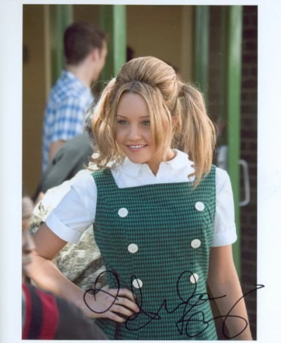 Amanda Bynes autograph