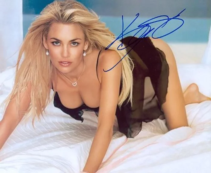 Kelly Carlson autograph