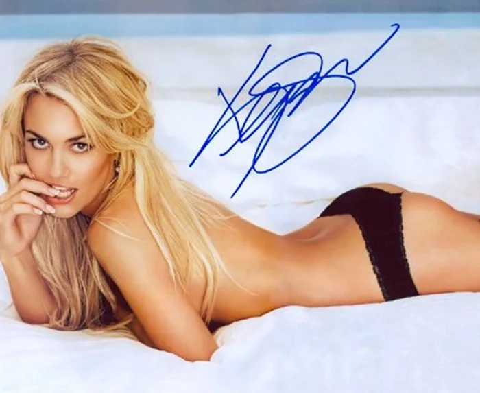 Kelly Carlson autograph