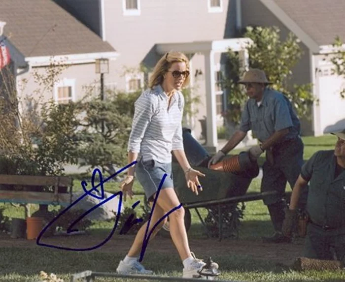Tea Leoni autograph