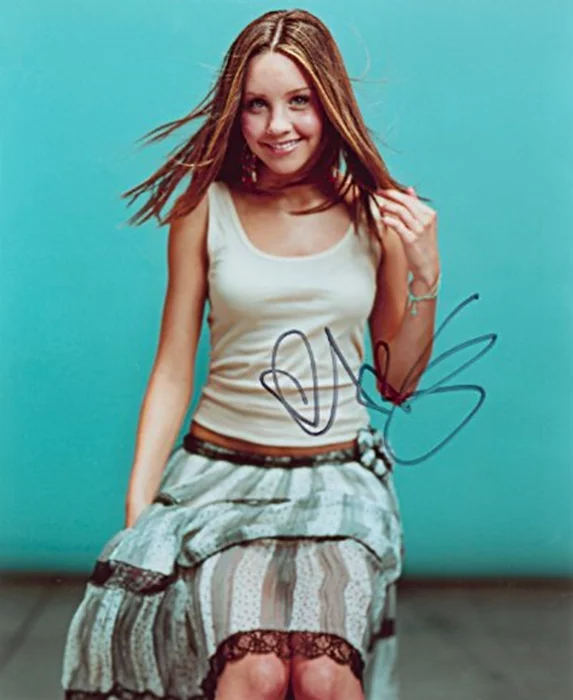 Amanda Bynes autograph