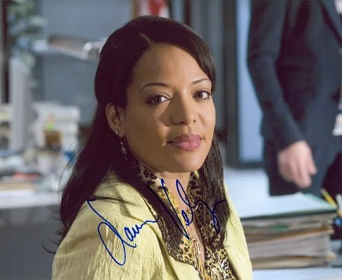 Lauren Velez autograph
