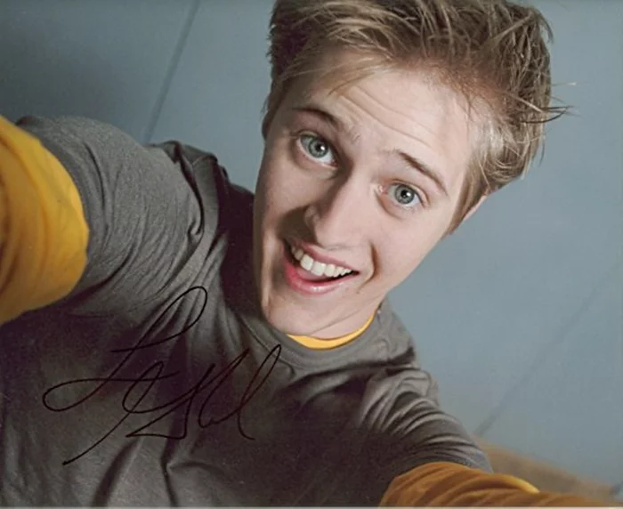 Lucas Grabeel autograph