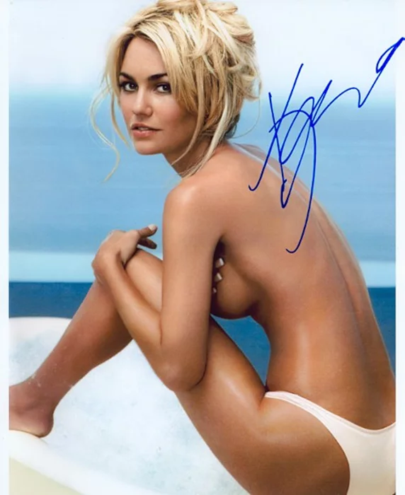 Kelly Carlson autograph