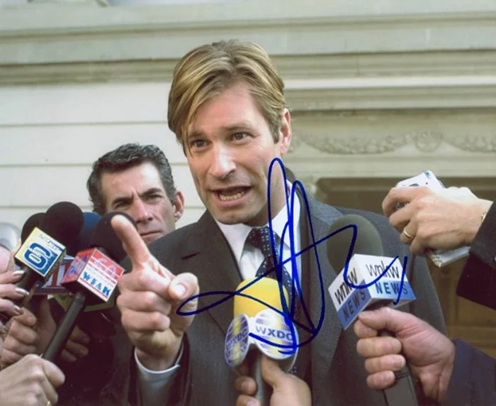 Aaron Eckhart autograph