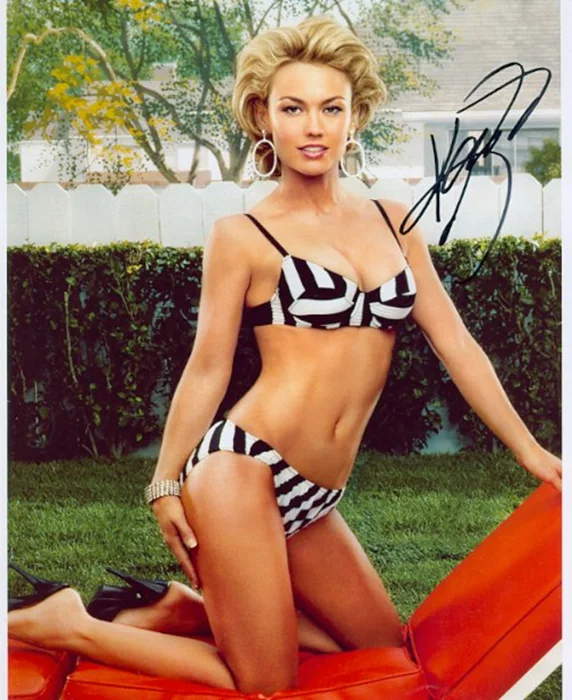 Kelly Carlson autograph