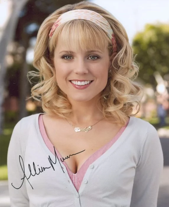Allison Munn autograph