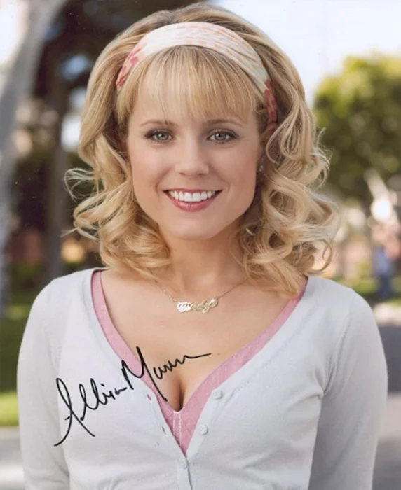 Allison Munn autograph