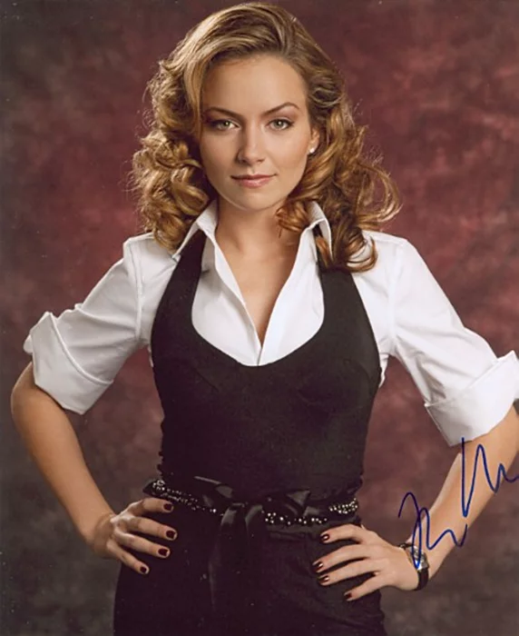 Becki Newton autograph