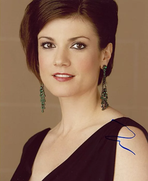 Zoe McLellan autograph