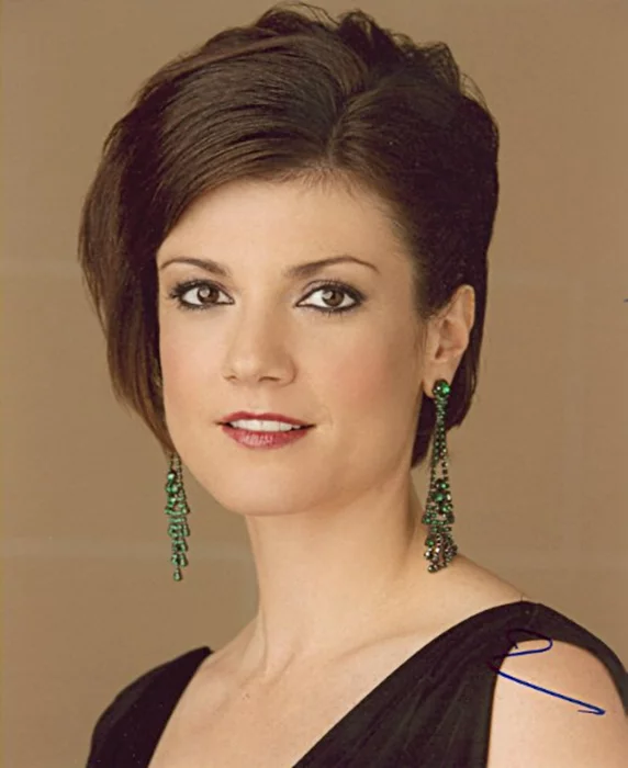 Zoe McLellan autograph