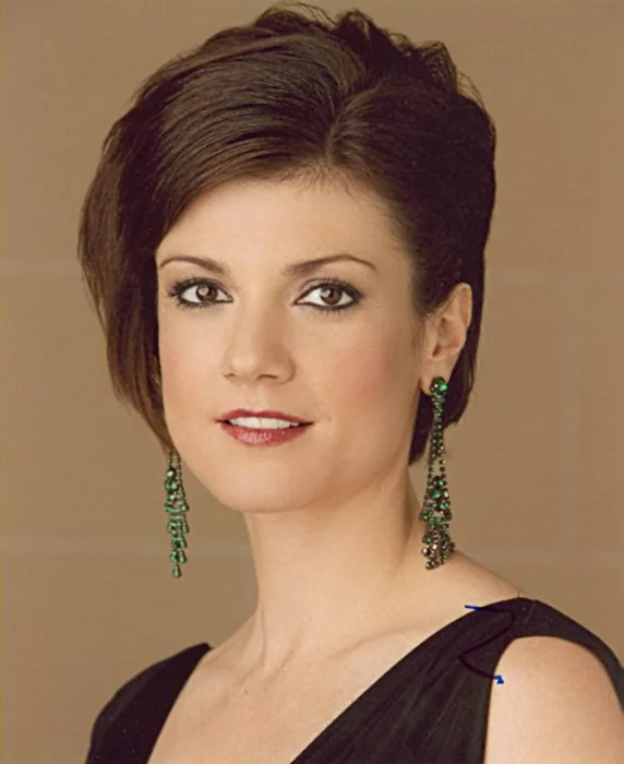Zoe McLellan autograph