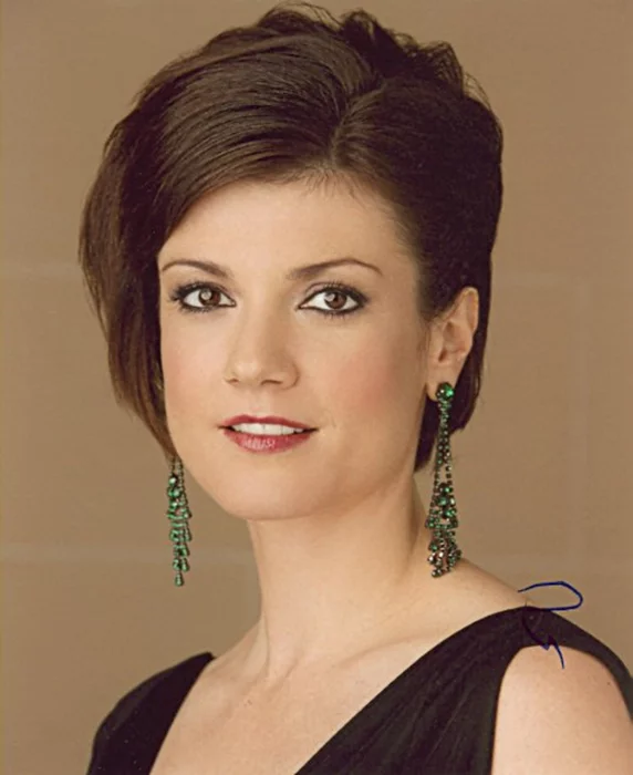 Zoe McLellan autograph