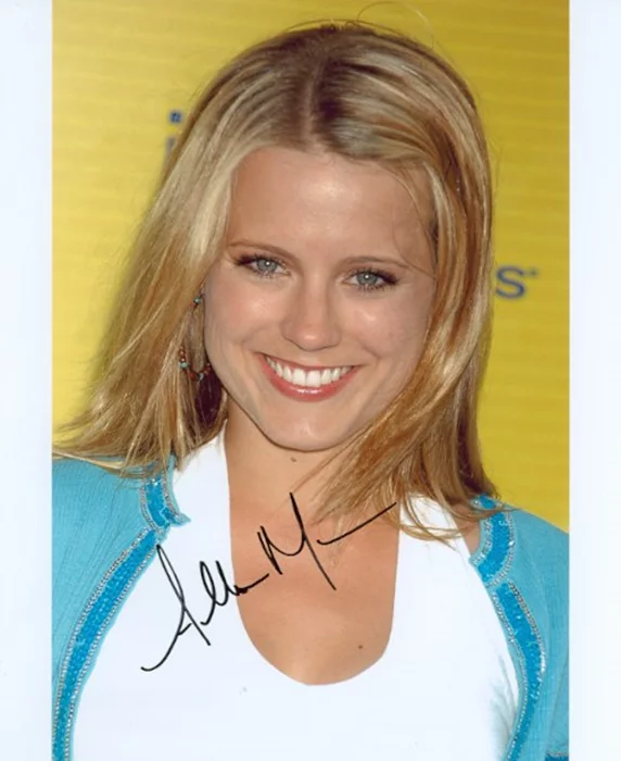 Allison Munn autograph