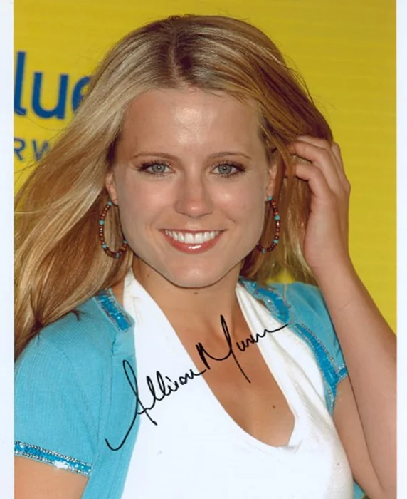 Allison Munn autograph