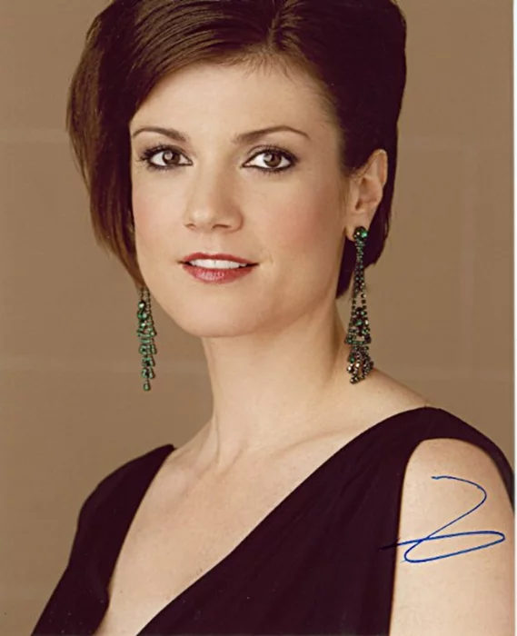 Zoe McLellan autograph