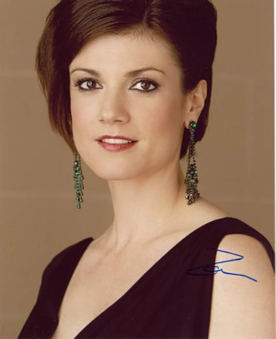 Zoe McLellan autograph