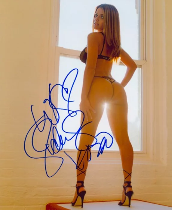 Vida Guerra autograph
