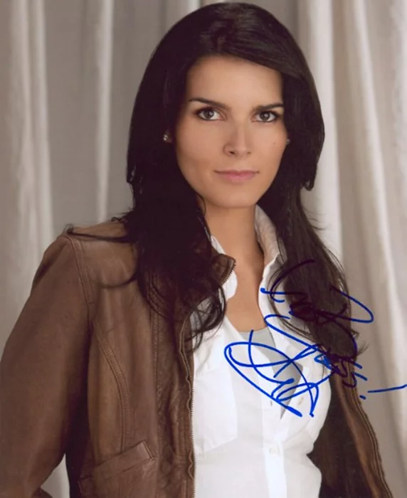 Angie Harmon autograph