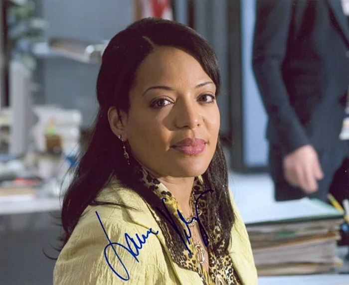 Lauren Velez autograph