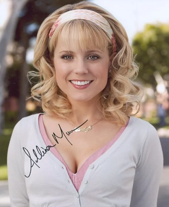 Allison Munn autograph
