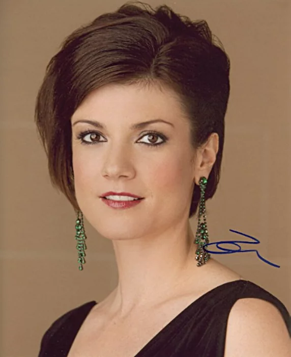 Zoe McLellan autograph