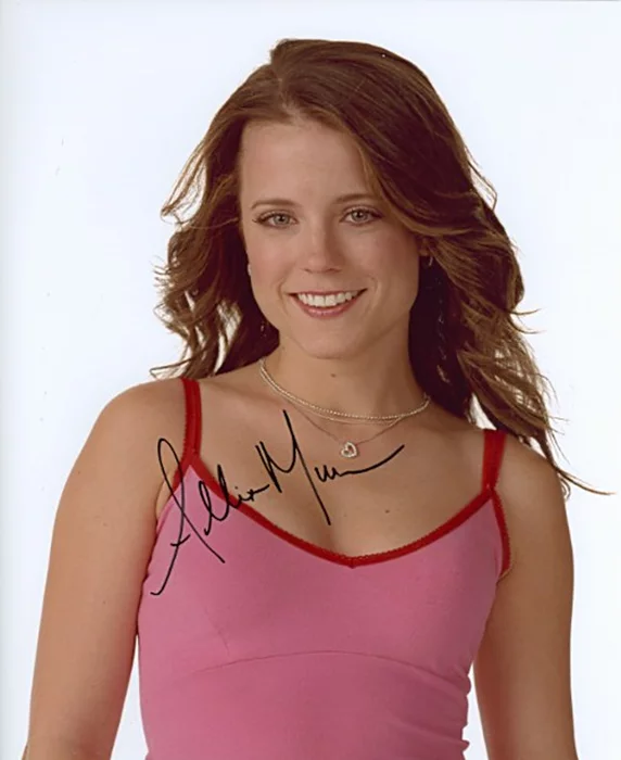 Allison Munn autograph