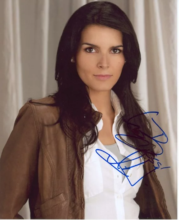 Angie Harmon autograph