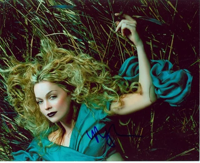 Marisa Coughlan autograph